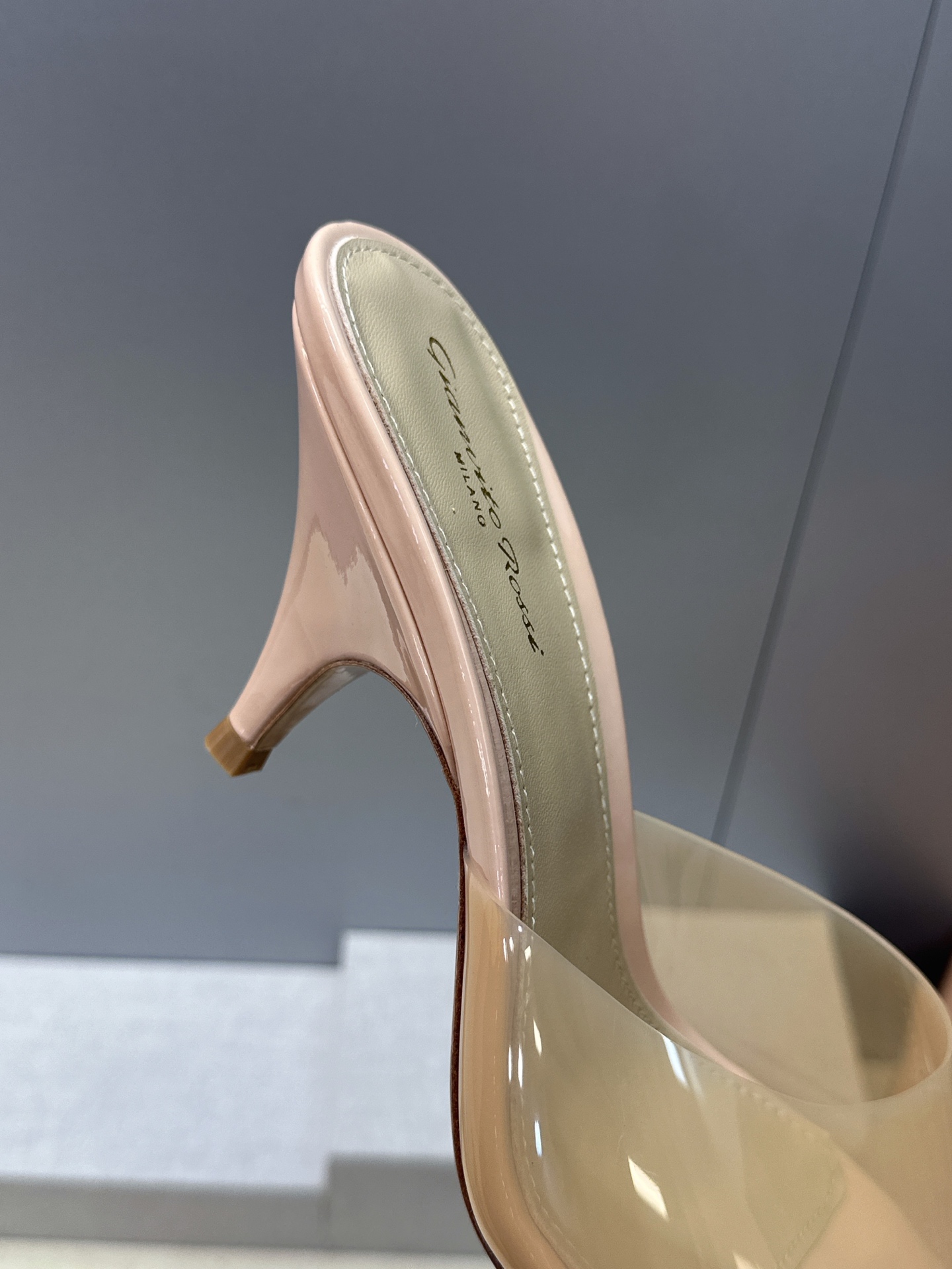 Gianvito Rossi 塞乔.罗茜2026春夏新款糖果色粗跟女鞋 GR字母logo高跟圆头鱼嘴露趾拼色凉拖鞋 材质