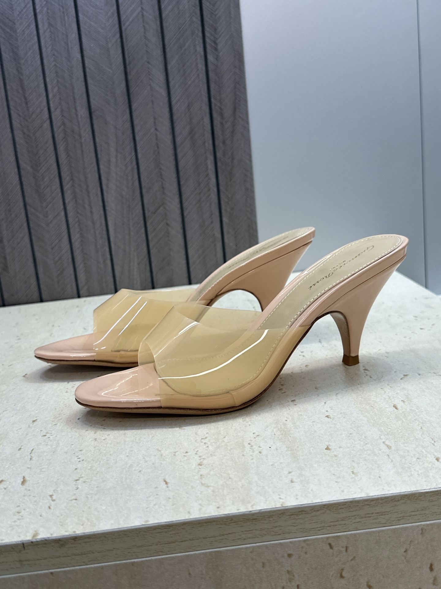 Gianvito Rossi 塞乔.罗茜2026春夏新款糖果色粗跟女鞋 GR字母logo高跟圆头鱼嘴露趾拼色凉拖鞋 材质
