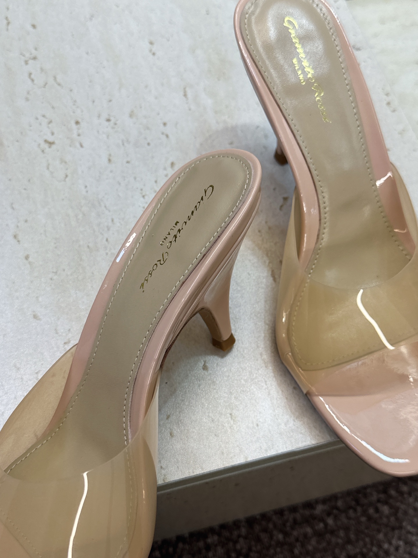 Gianvito Rossi 塞乔.罗茜2026春夏新款糖果色粗跟女鞋 GR字母logo高跟圆头鱼嘴露趾拼色凉拖鞋 材质