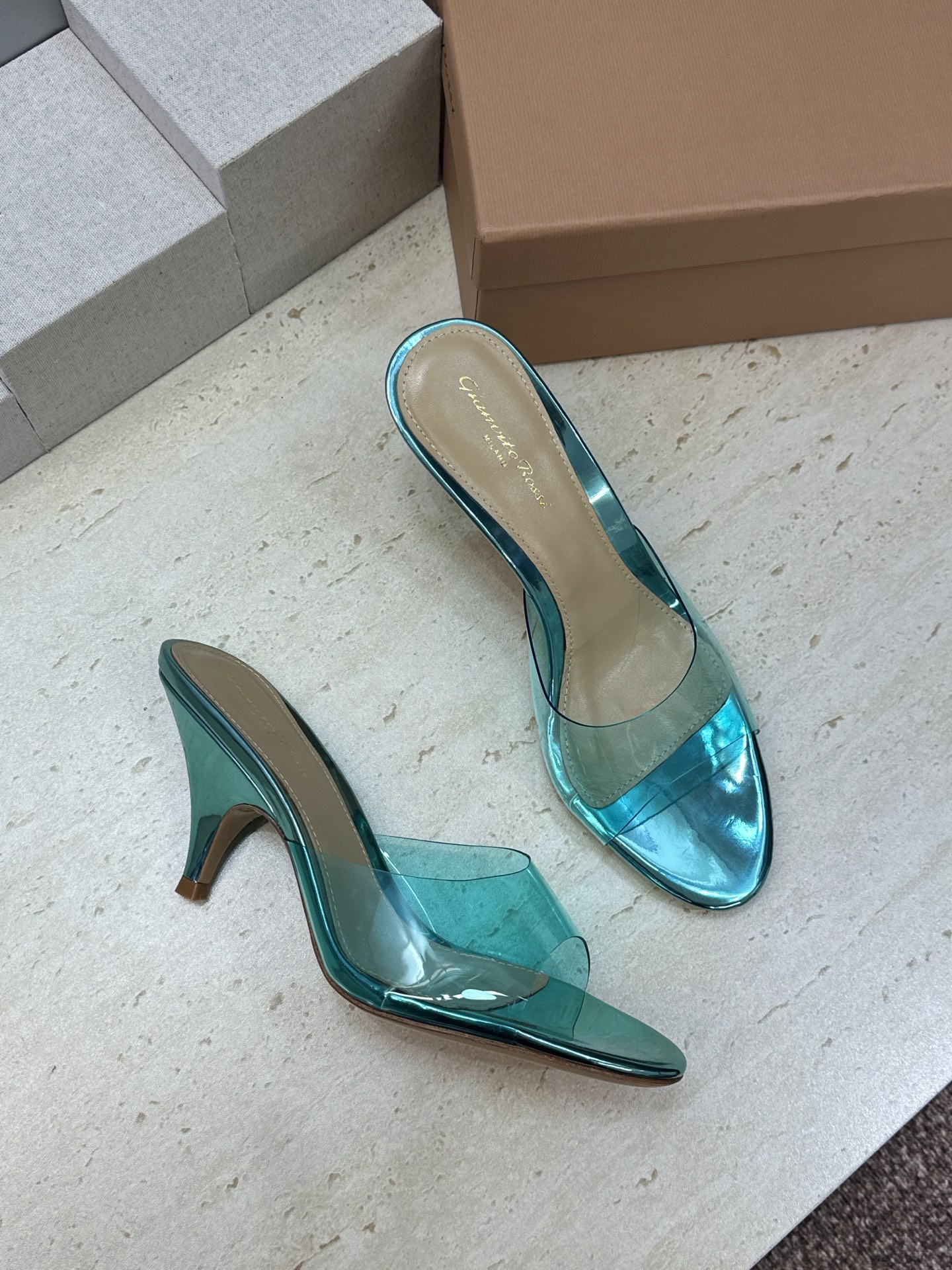 Gianvito Rossi 塞乔.罗茜2026春夏新款糖果色粗跟女鞋 GR字母logo高跟圆头鱼嘴露趾拼色凉拖鞋 材质 Gianvito Rossi 塞乔.罗茜2026春夏新款糖果色粗跟女鞋 GR字母logo高跟圆头鱼嘴露趾拼色凉拖鞋 材质
