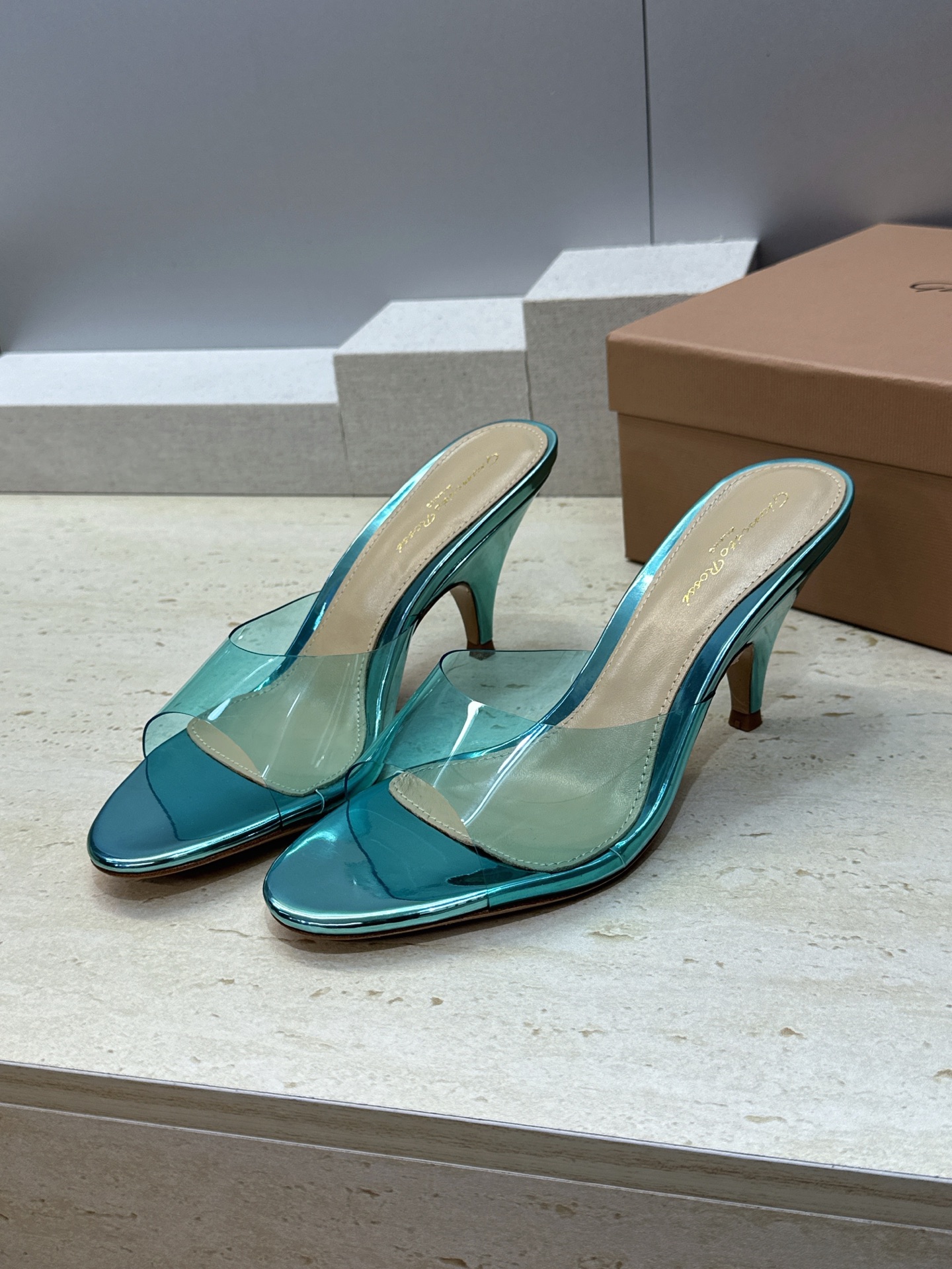 Gianvito Rossi 塞乔.罗茜2026春夏新款糖果色粗跟女鞋 GR字母logo高跟圆头鱼嘴露趾拼色凉拖鞋 材质 Gianvito Rossi 塞乔.罗茜2026春夏新款糖果色粗跟女鞋 GR字母logo高跟圆头鱼嘴露趾拼色凉拖鞋 材质