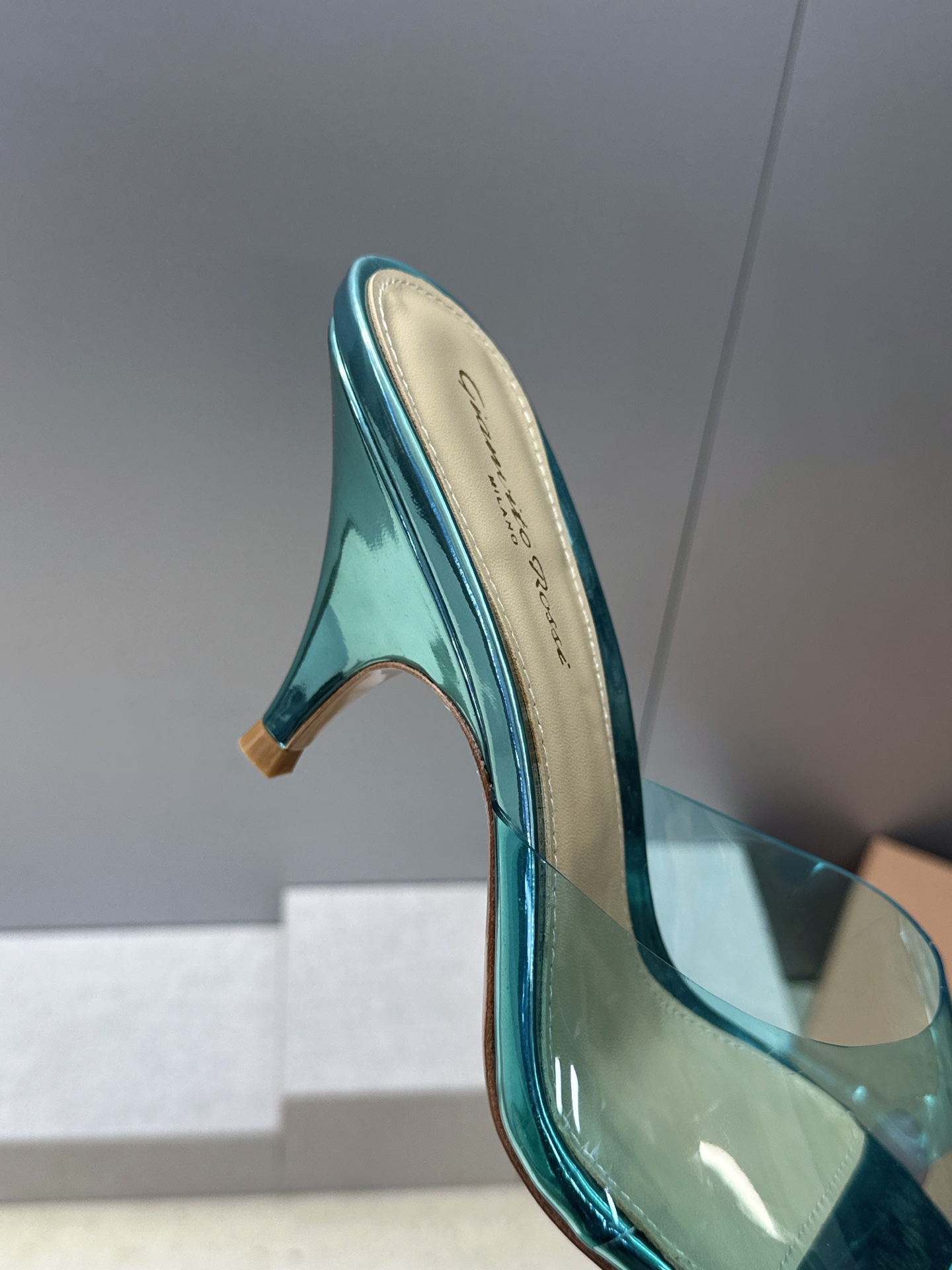 Gianvito Rossi 塞乔.罗茜2026春夏新款糖果色粗跟女鞋 GR字母logo高跟圆头鱼嘴露趾拼色凉拖鞋 材质 Gianvito Rossi 塞乔.罗茜2026春夏新款糖果色粗跟女鞋 GR字母logo高跟圆头鱼嘴露趾拼色凉拖鞋 材质