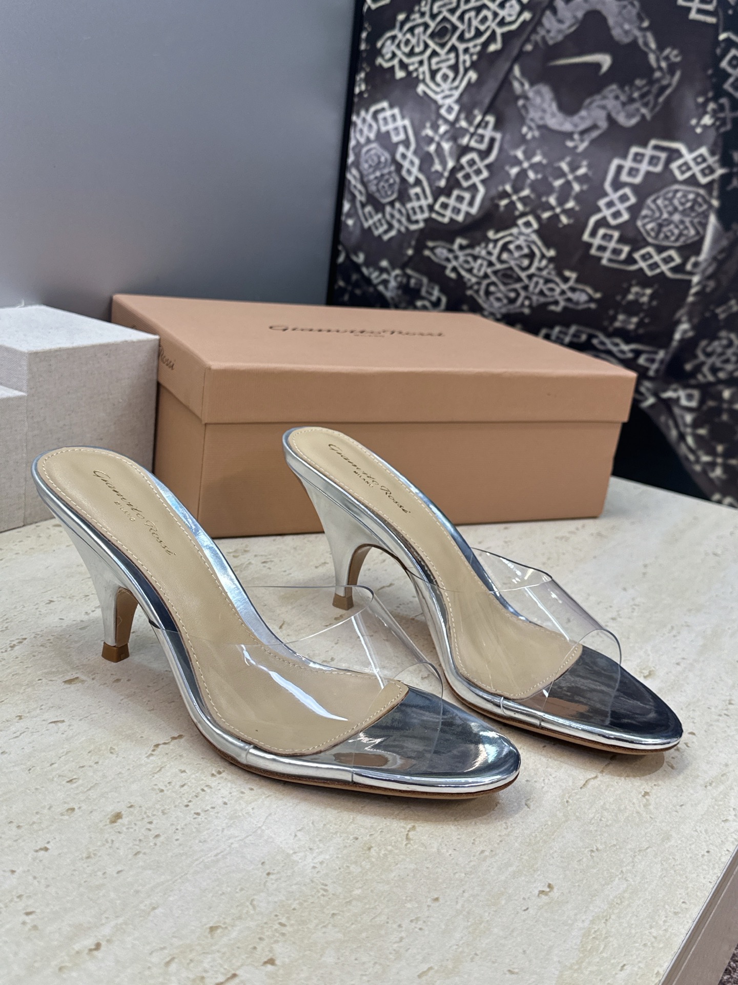 Gianvito Rossi 塞乔.罗茜2026春夏新款糖果色粗跟女鞋 GR字母logo高跟圆头鱼嘴露趾拼色凉拖鞋 材质 Gianvito Rossi 塞乔.罗茜2026春夏新款糖果色粗跟女鞋 GR字母logo高跟圆头鱼嘴露趾拼色凉拖鞋 材质