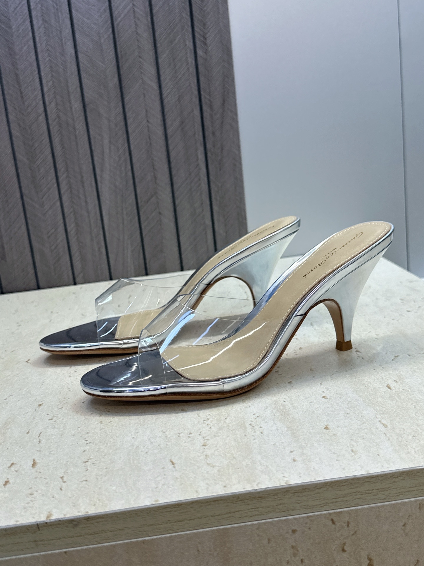 Gianvito Rossi 塞乔.罗茜2026春夏新款糖果色粗跟女鞋 GR字母logo高跟圆头鱼嘴露趾拼色凉拖鞋 材质 Gianvito Rossi 塞乔.罗茜2026春夏新款糖果色粗跟女鞋 GR字母logo高跟圆头鱼嘴露趾拼色凉拖鞋 材质