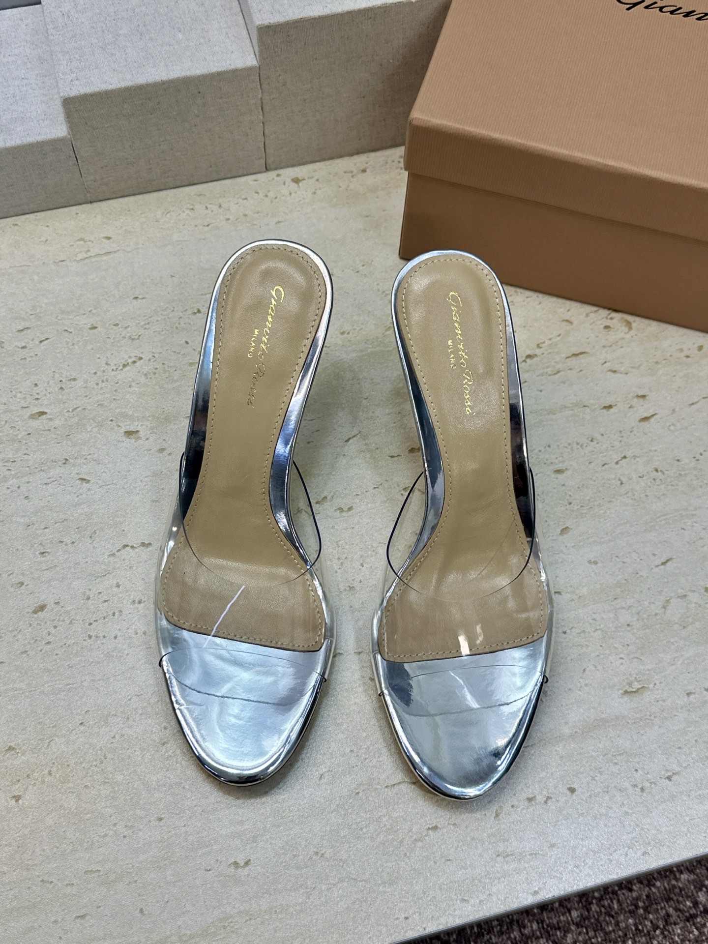 Gianvito Rossi 塞乔.罗茜2026春夏新款糖果色粗跟女鞋 GR字母logo高跟圆头鱼嘴露趾拼色凉拖鞋 材质 Gianvito Rossi 塞乔.罗茜2026春夏新款糖果色粗跟女鞋 GR字母logo高跟圆头鱼嘴露趾拼色凉拖鞋 材质