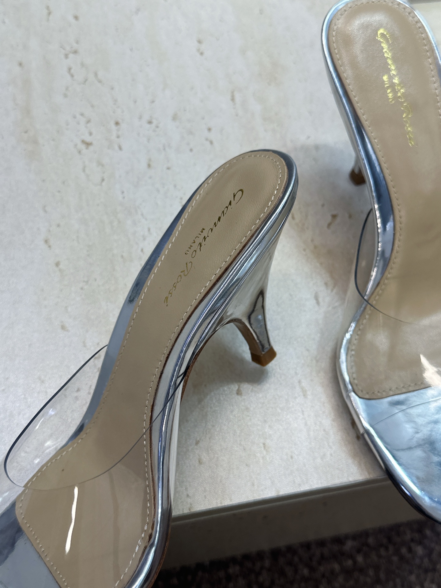 Gianvito Rossi 塞乔.罗茜2026春夏新款糖果色粗跟女鞋 GR字母logo高跟圆头鱼嘴露趾拼色凉拖鞋 材质 Gianvito Rossi 塞乔.罗茜2026春夏新款糖果色粗跟女鞋 GR字母logo高跟圆头鱼嘴露趾拼色凉拖鞋 材质