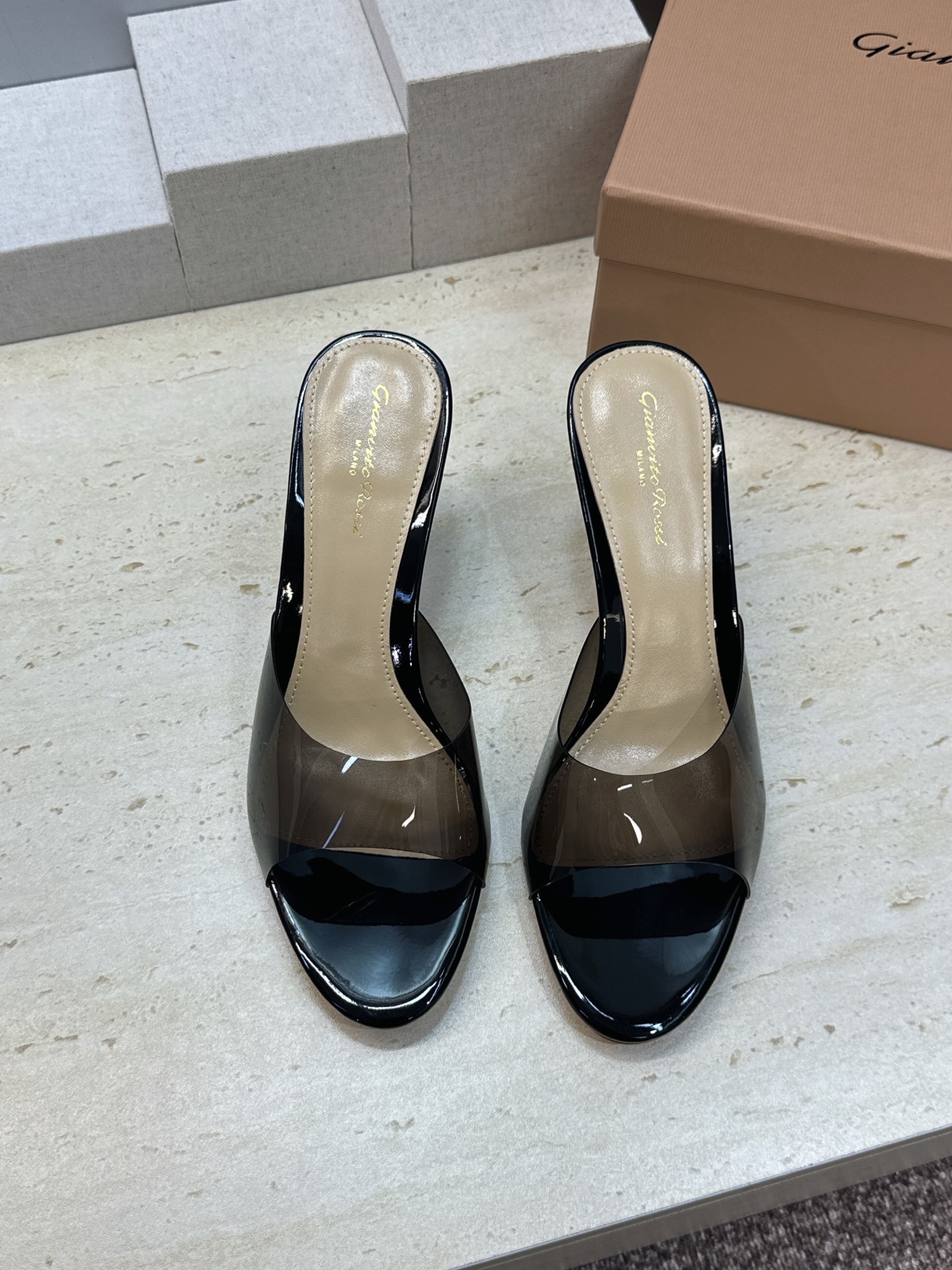 Gianvito Rossi 塞乔.罗茜2026春夏新款糖果色粗跟女鞋 GR字母logo高跟圆头鱼嘴露趾拼色凉拖鞋 材质 Gianvito Rossi 塞乔.罗茜2026春夏新款糖果色粗跟女鞋 GR字母logo高跟圆头鱼嘴露趾拼色凉拖鞋 材质