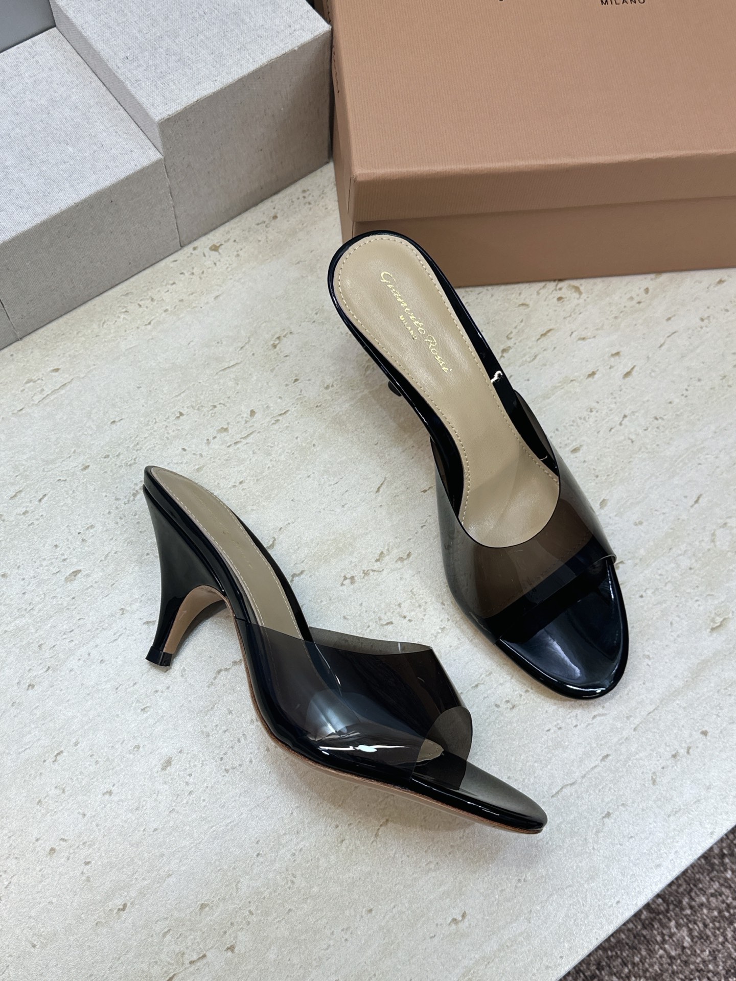 Gianvito Rossi 塞乔.罗茜2026春夏新款糖果色粗跟女鞋 GR字母logo高跟圆头鱼嘴露趾拼色凉拖鞋 材质 Gianvito Rossi 塞乔.罗茜2026春夏新款糖果色粗跟女鞋 GR字母logo高跟圆头鱼嘴露趾拼色凉拖鞋 材质