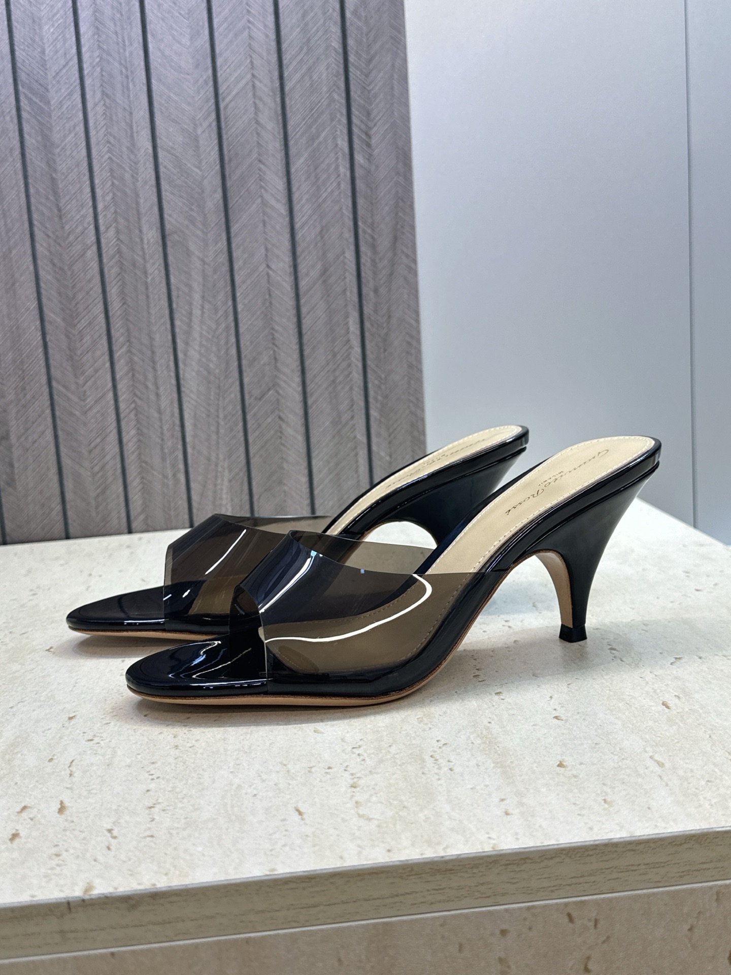 Gianvito Rossi 塞乔.罗茜2026春夏新款糖果色粗跟女鞋 GR字母logo高跟圆头鱼嘴露趾拼色凉拖鞋 材质 Gianvito Rossi 塞乔.罗茜2026春夏新款糖果色粗跟女鞋 GR字母logo高跟圆头鱼嘴露趾拼色凉拖鞋 材质