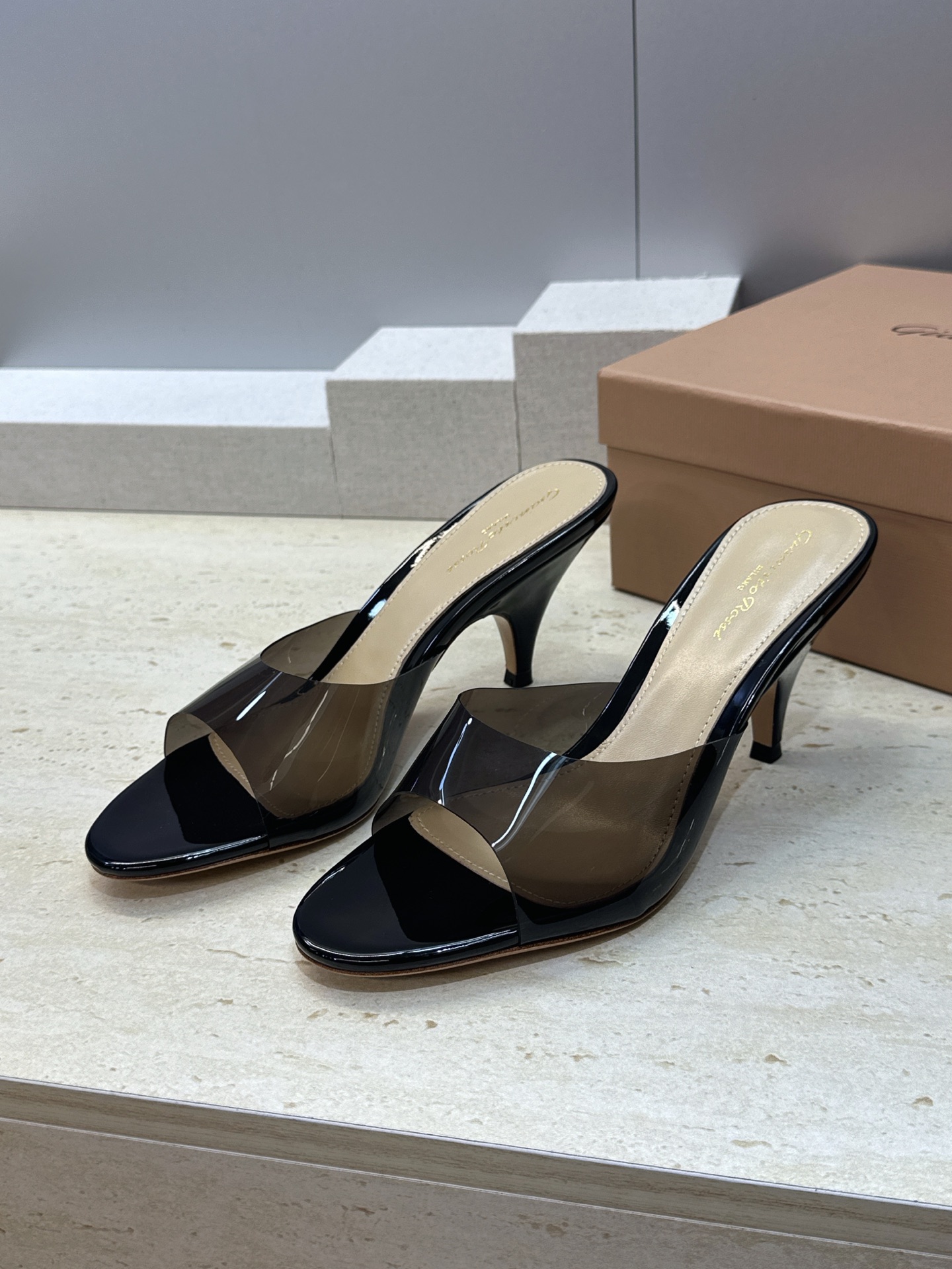 Gianvito Rossi 塞乔.罗茜2026春夏新款糖果色粗跟女鞋 GR字母logo高跟圆头鱼嘴露趾拼色凉拖鞋 材质 Gianvito Rossi 塞乔.罗茜2026春夏新款糖果色粗跟女鞋 GR字母logo高跟圆头鱼嘴露趾拼色凉拖鞋 材质