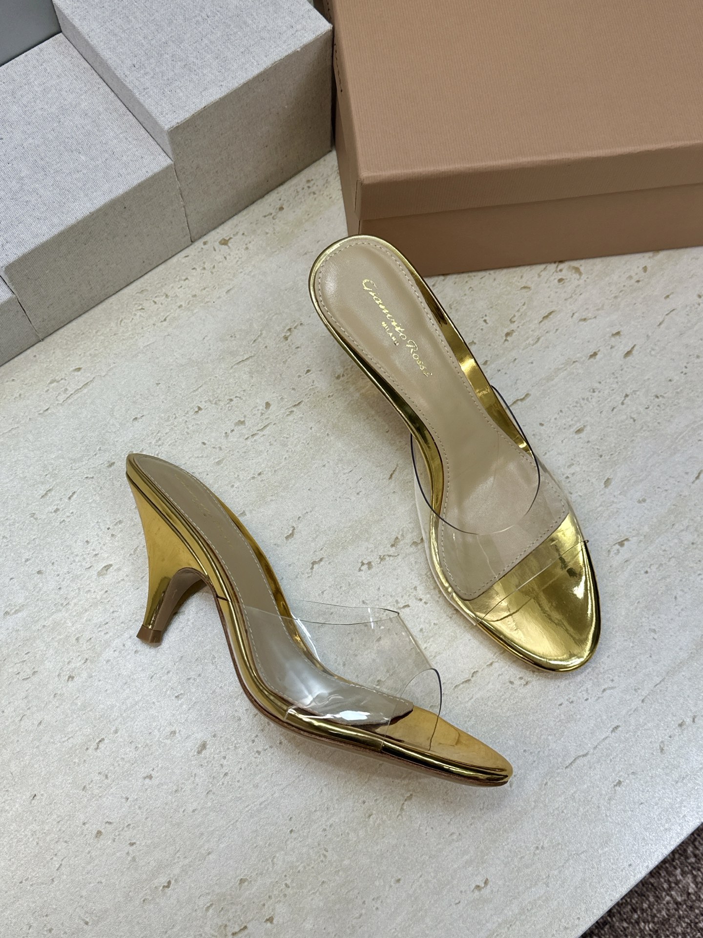 Gianvito Rossi 塞乔.罗茜2026春夏新款糖果色粗跟女鞋 GR字母logo高跟圆头鱼嘴露趾拼色凉拖鞋 材质 Gianvito Rossi 塞乔.罗茜2026春夏新款糖果色粗跟女鞋 GR字母logo高跟圆头鱼嘴露趾拼色凉拖鞋 材质