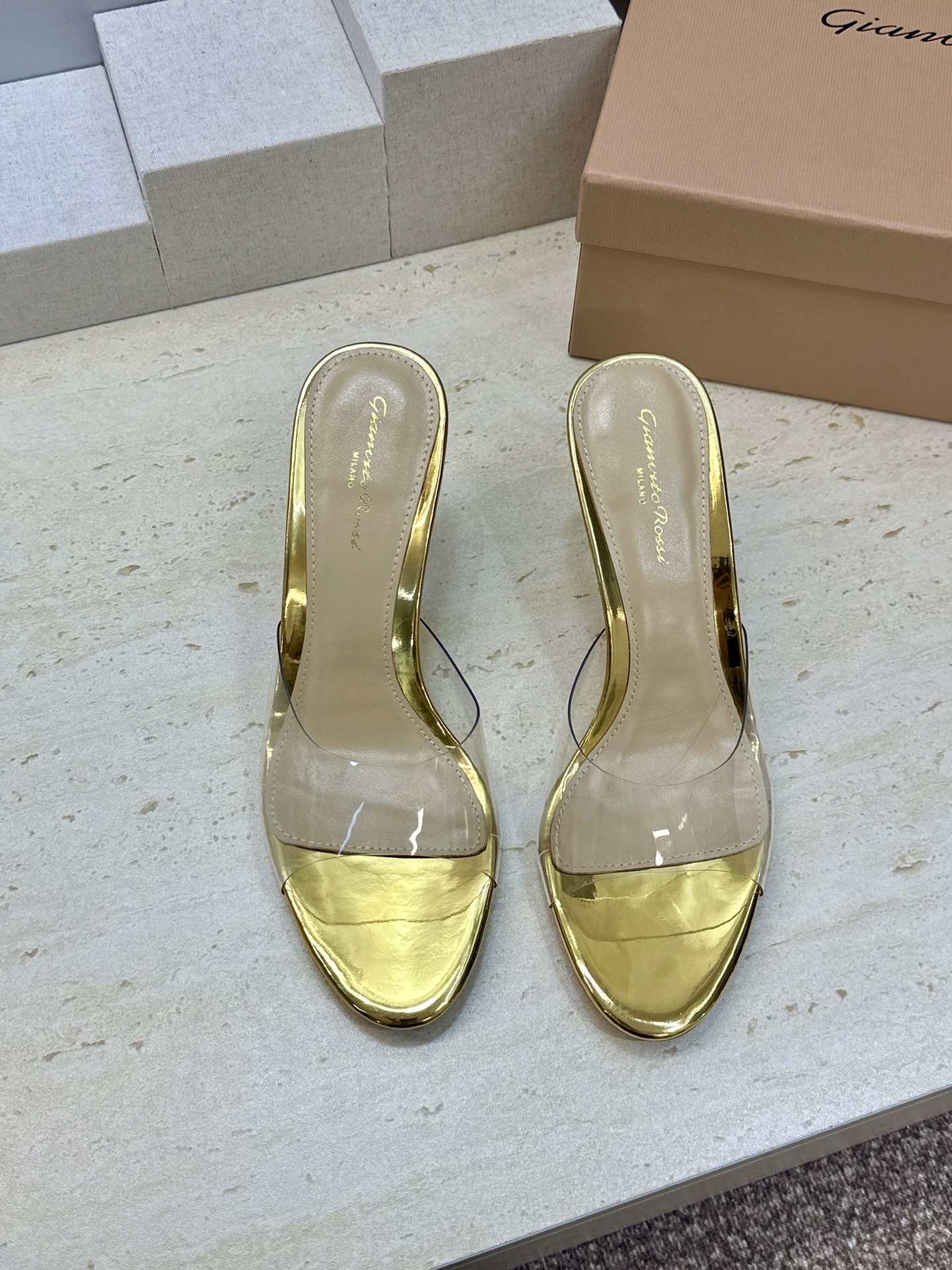 Gianvito Rossi 塞乔.罗茜2026春夏新款糖果色粗跟女鞋 GR字母logo高跟圆头鱼嘴露趾拼色凉拖鞋 材质 Gianvito Rossi 塞乔.罗茜2026春夏新款糖果色粗跟女鞋 GR字母logo高跟圆头鱼嘴露趾拼色凉拖鞋 材质