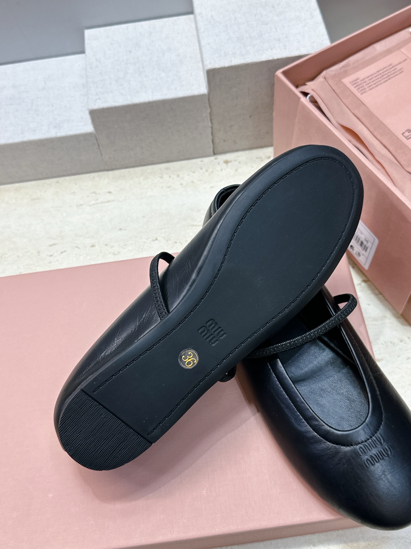 Miumiu 2026春夏新款玛丽珍芭蕾舞娃娃女鞋 缪缪字母logo平底圆头时尚百搭单鞋 材质:鞋面进口混种羊皮+水染羊 Miumiu 2026春夏新款玛丽珍芭蕾舞娃娃女鞋 缪缪字母logo平底圆头时尚百搭单鞋 材质:鞋面进口混种羊皮+水染羊