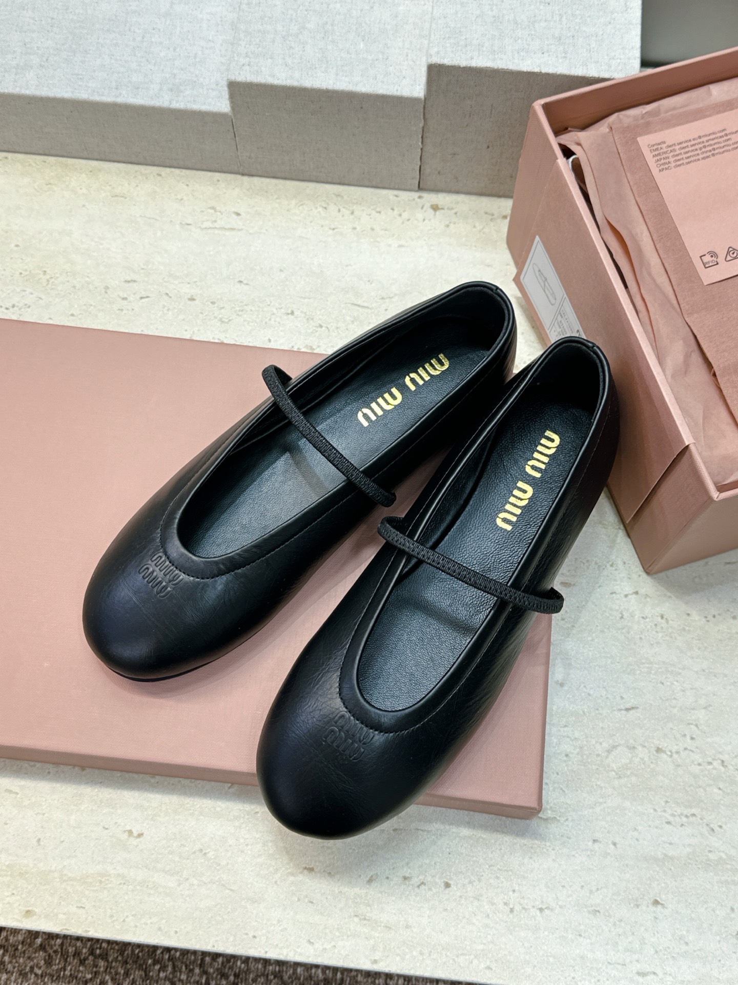Miumiu 2026春夏新款玛丽珍芭蕾舞娃娃女鞋 缪缪字母logo平底圆头时尚百搭单鞋 材质:鞋面进口混种羊皮+水染羊 Miumiu 2026春夏新款玛丽珍芭蕾舞娃娃女鞋 缪缪字母logo平底圆头时尚百搭单鞋 材质:鞋面进口混种羊皮+水染羊