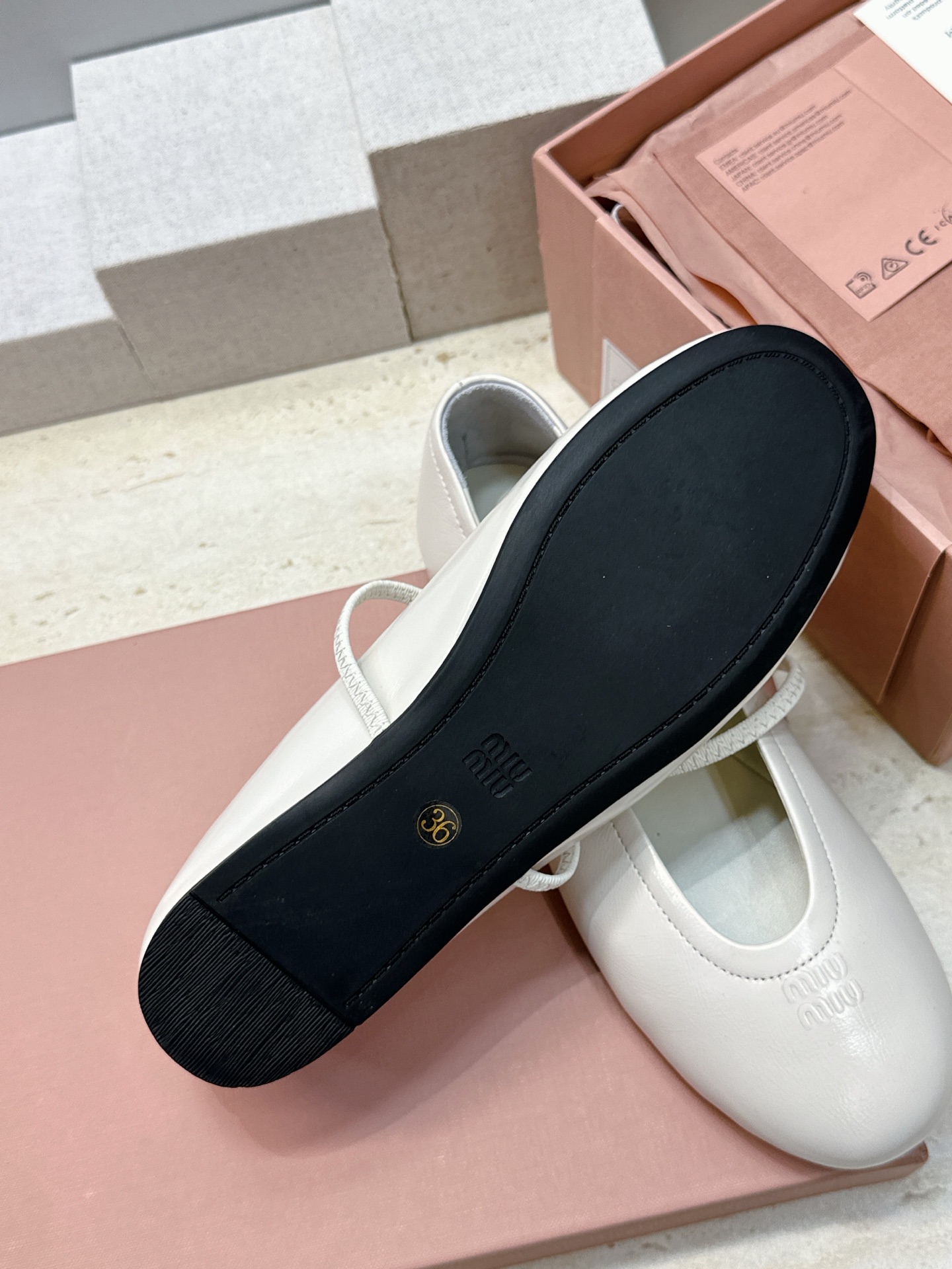 Miumiu 2026春夏新款玛丽珍芭蕾舞娃娃女鞋 缪缪字母logo平底圆头时尚百搭单鞋 材质:鞋面进口混种羊皮+水染羊 Miumiu 2026春夏新款玛丽珍芭蕾舞娃娃女鞋 缪缪字母logo平底圆头时尚百搭单鞋 材质:鞋面进口混种羊皮+水染羊