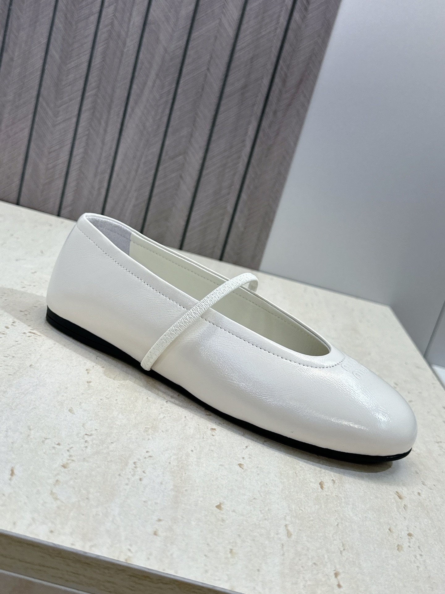 Miumiu 2026春夏新款玛丽珍芭蕾舞娃娃女鞋 缪缪字母logo平底圆头时尚百搭单鞋 材质:鞋面进口混种羊皮+水染羊 Miumiu 2026春夏新款玛丽珍芭蕾舞娃娃女鞋 缪缪字母logo平底圆头时尚百搭单鞋 材质:鞋面进口混种羊皮+水染羊