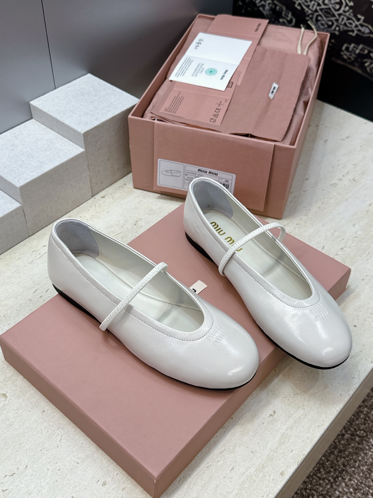 Miumiu 2026春夏新款玛丽珍芭蕾舞娃娃女鞋 缪缪字母logo平底圆头时尚百搭单鞋 材质:鞋面进口混种羊皮+水染羊 Miumiu 2026春夏新款玛丽珍芭蕾舞娃娃女鞋 缪缪字母logo平底圆头时尚百搭单鞋 材质:鞋面进口混种羊皮+水染羊