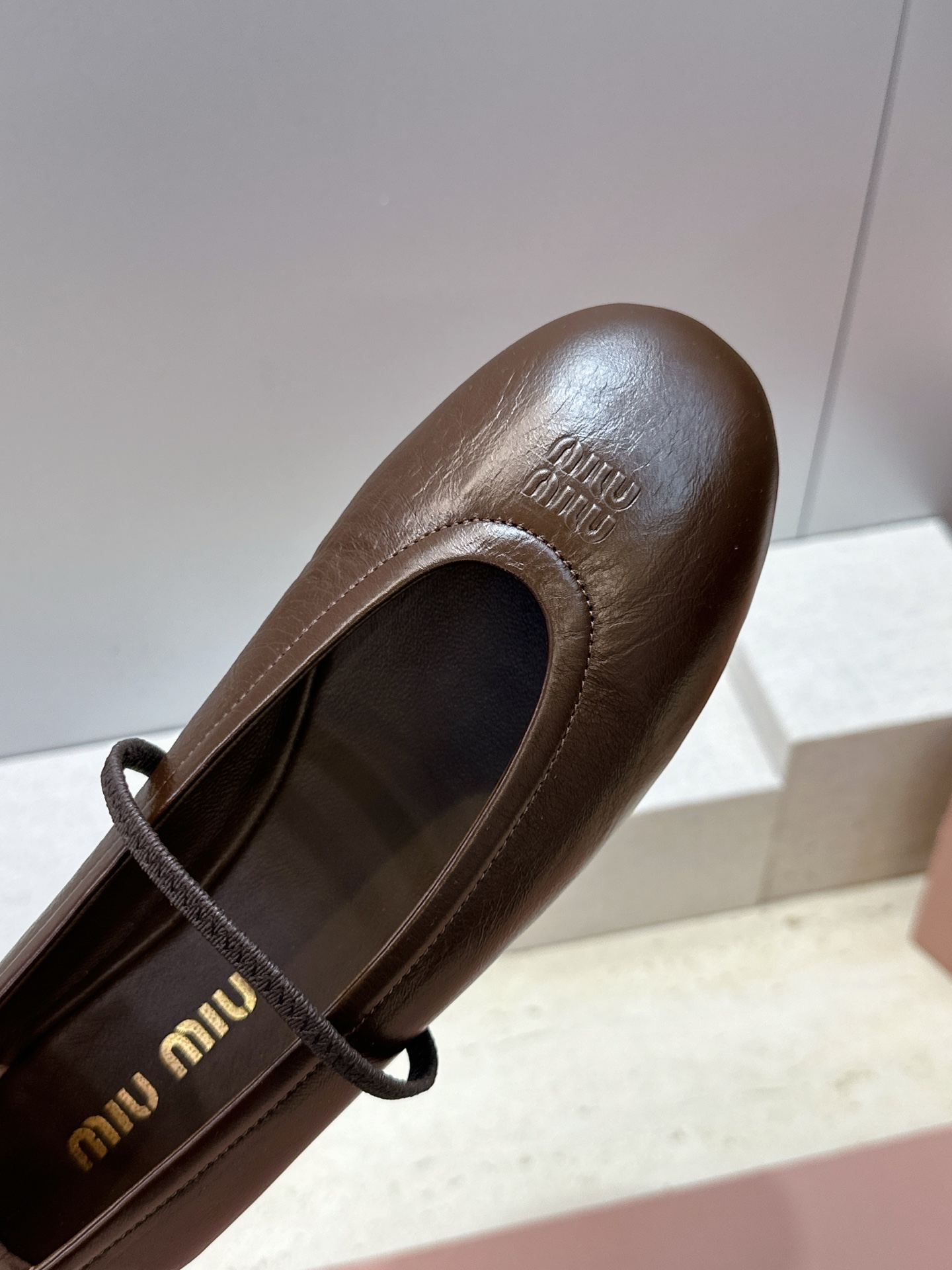 Miumiu 2026春夏新款玛丽珍芭蕾舞娃娃女鞋 缪缪字母logo平底圆头时尚百搭单鞋 材质:鞋面进口混种羊皮+水染羊