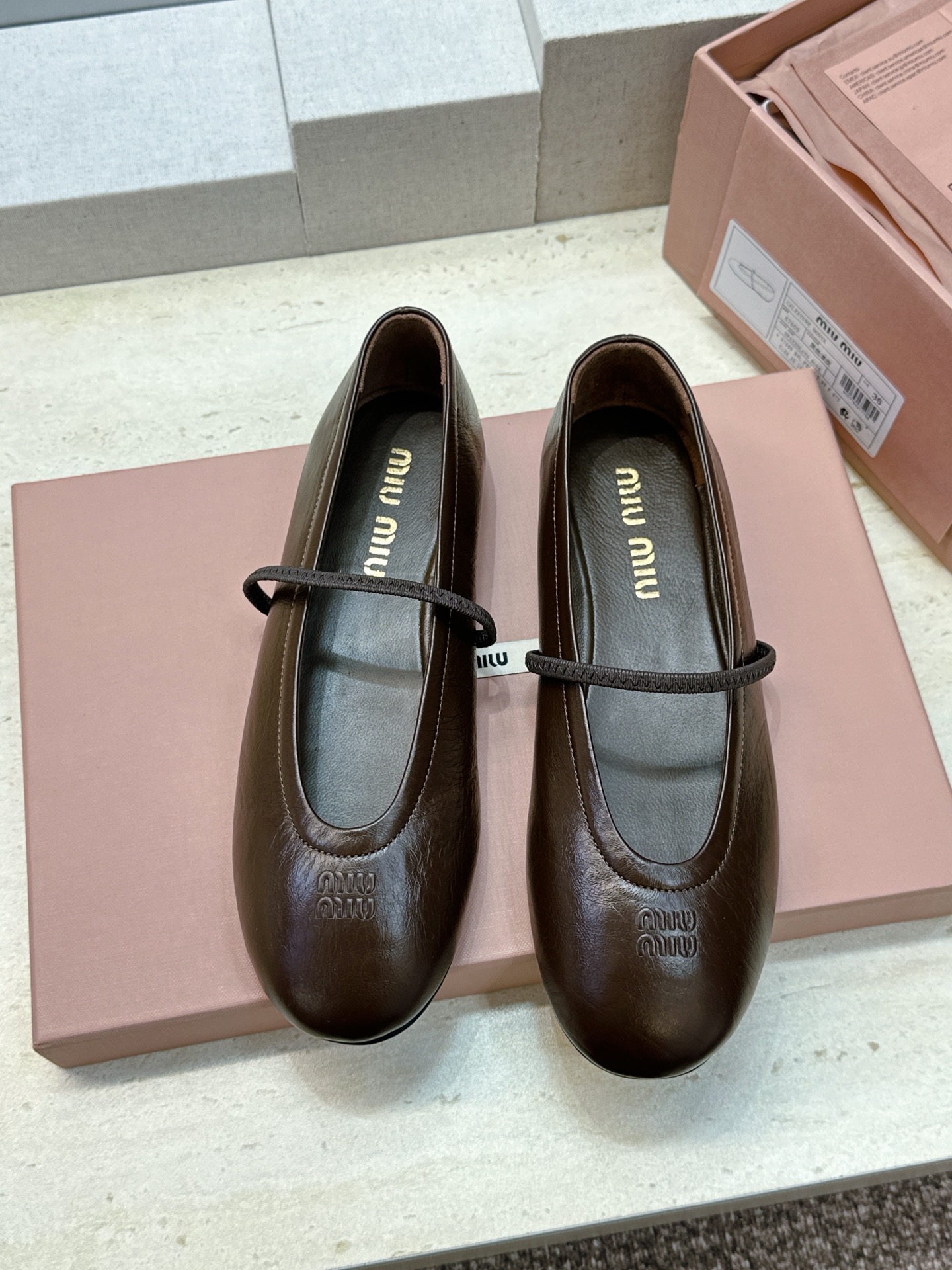 Miumiu 2026春夏新款玛丽珍芭蕾舞娃娃女鞋 缪缪字母logo平底圆头时尚百搭单鞋 材质:鞋面进口混种羊皮+水染羊