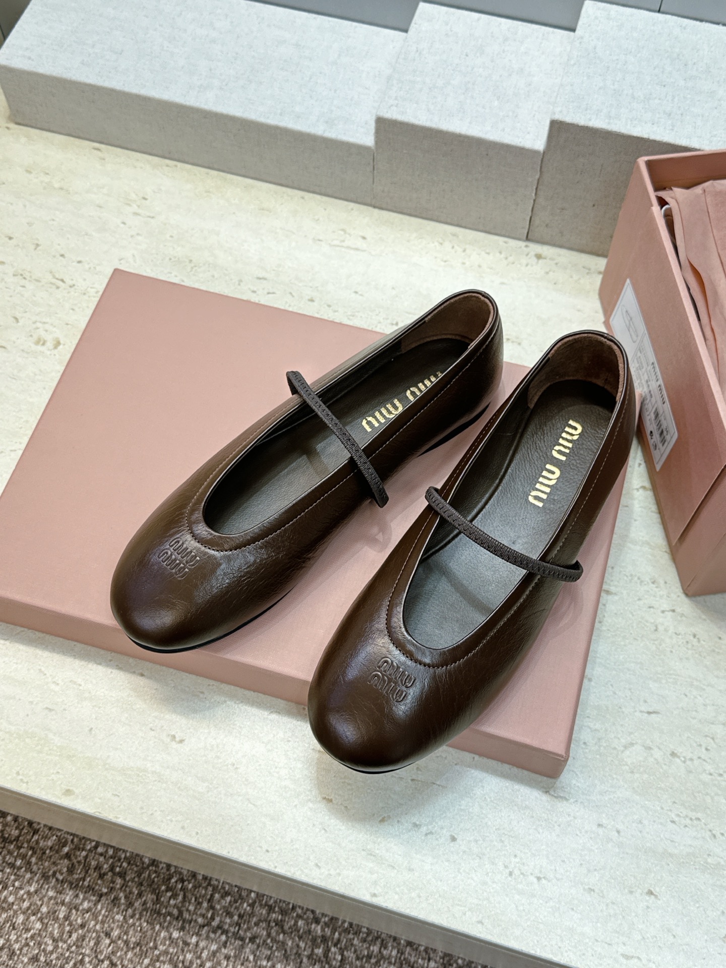 Miumiu 2026春夏新款玛丽珍芭蕾舞娃娃女鞋 缪缪字母logo平底圆头时尚百搭单鞋 材质:鞋面进口混种羊皮+水染羊