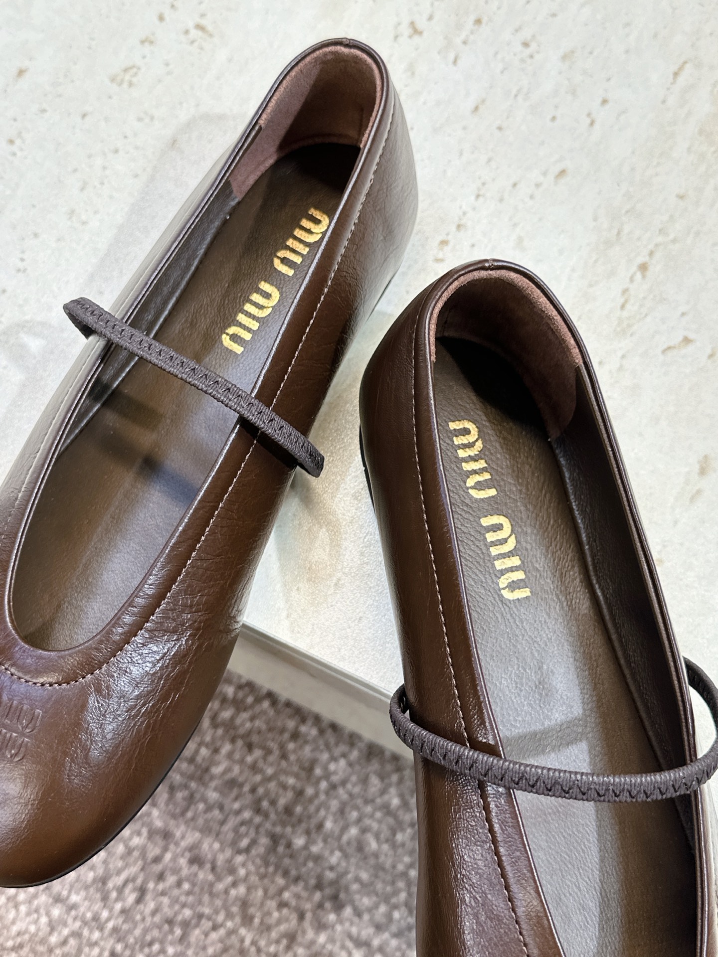 Miumiu 2026春夏新款玛丽珍芭蕾舞娃娃女鞋 缪缪字母logo平底圆头时尚百搭单鞋 材质:鞋面进口混种羊皮+水染羊