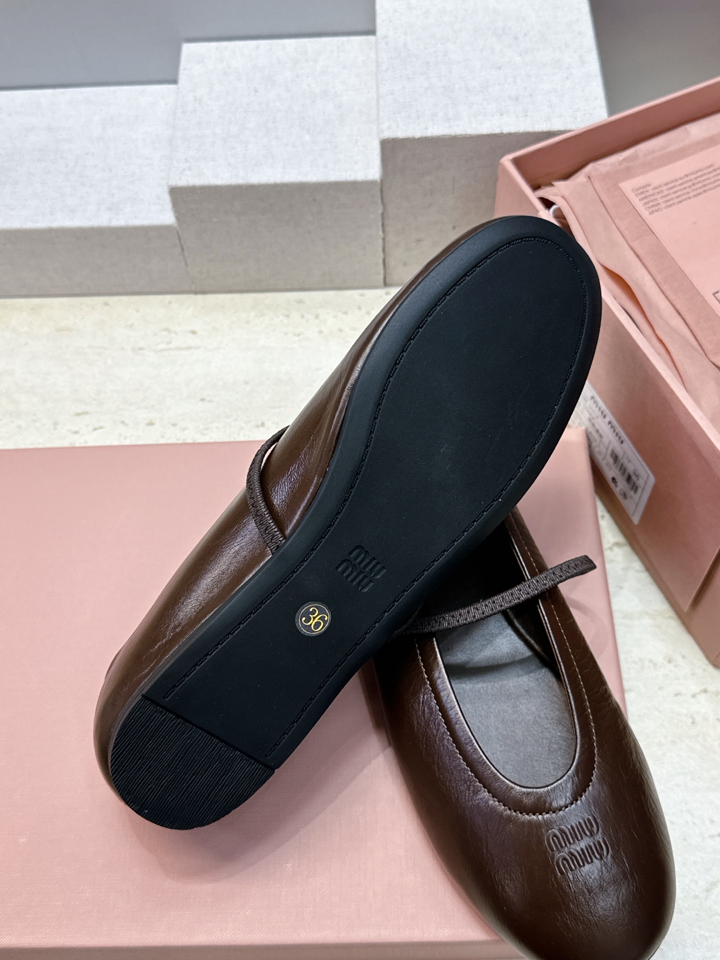 Miumiu 2026春夏新款玛丽珍芭蕾舞娃娃女鞋 缪缪字母logo平底圆头时尚百搭单鞋 材质:鞋面进口混种羊皮+水染羊