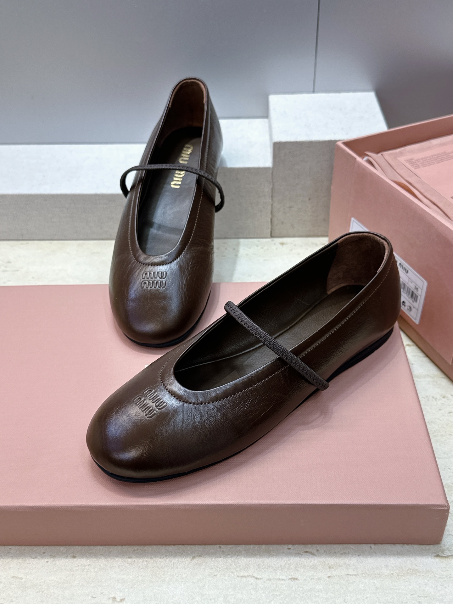 Miumiu 2026春夏新款玛丽珍芭蕾舞娃娃女鞋 缪缪字母logo平底圆头时尚百搭单鞋 材质:鞋面进口混种羊皮+水染羊