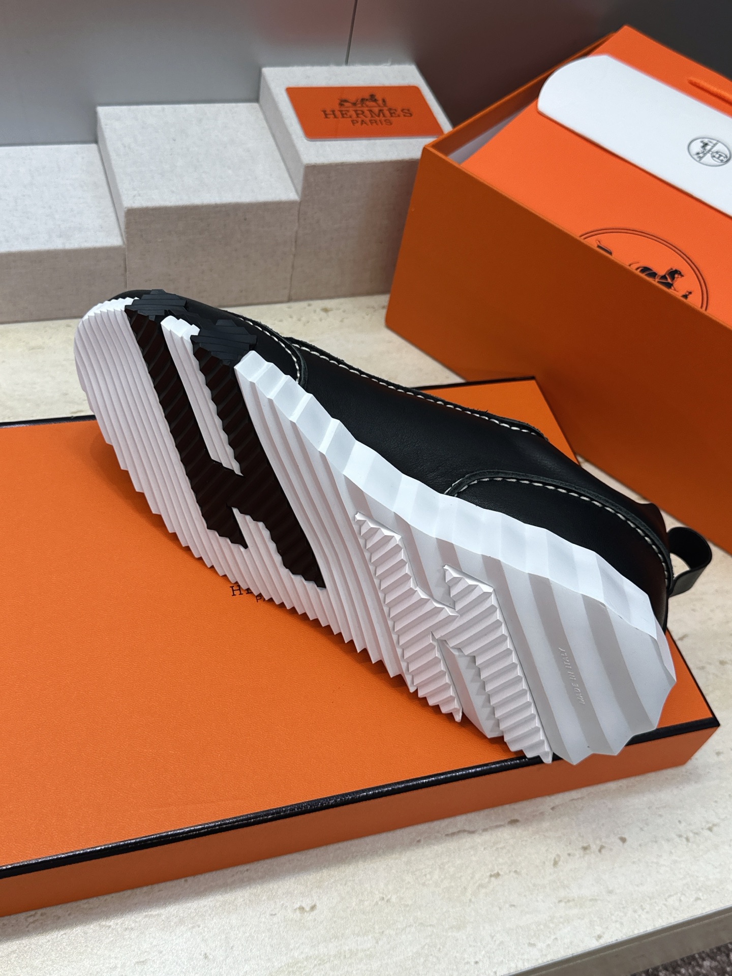 (仅男码) 顶级版 爱马仕 Hermes 2026春夏新款 Bouncing 休闲系带百搭运动男鞋 H家字母logo厚 (仅男码) 顶级版 爱马仕 Hermes 2026春夏新款 Bouncing 休闲系带百搭运动男鞋 H家字母logo厚