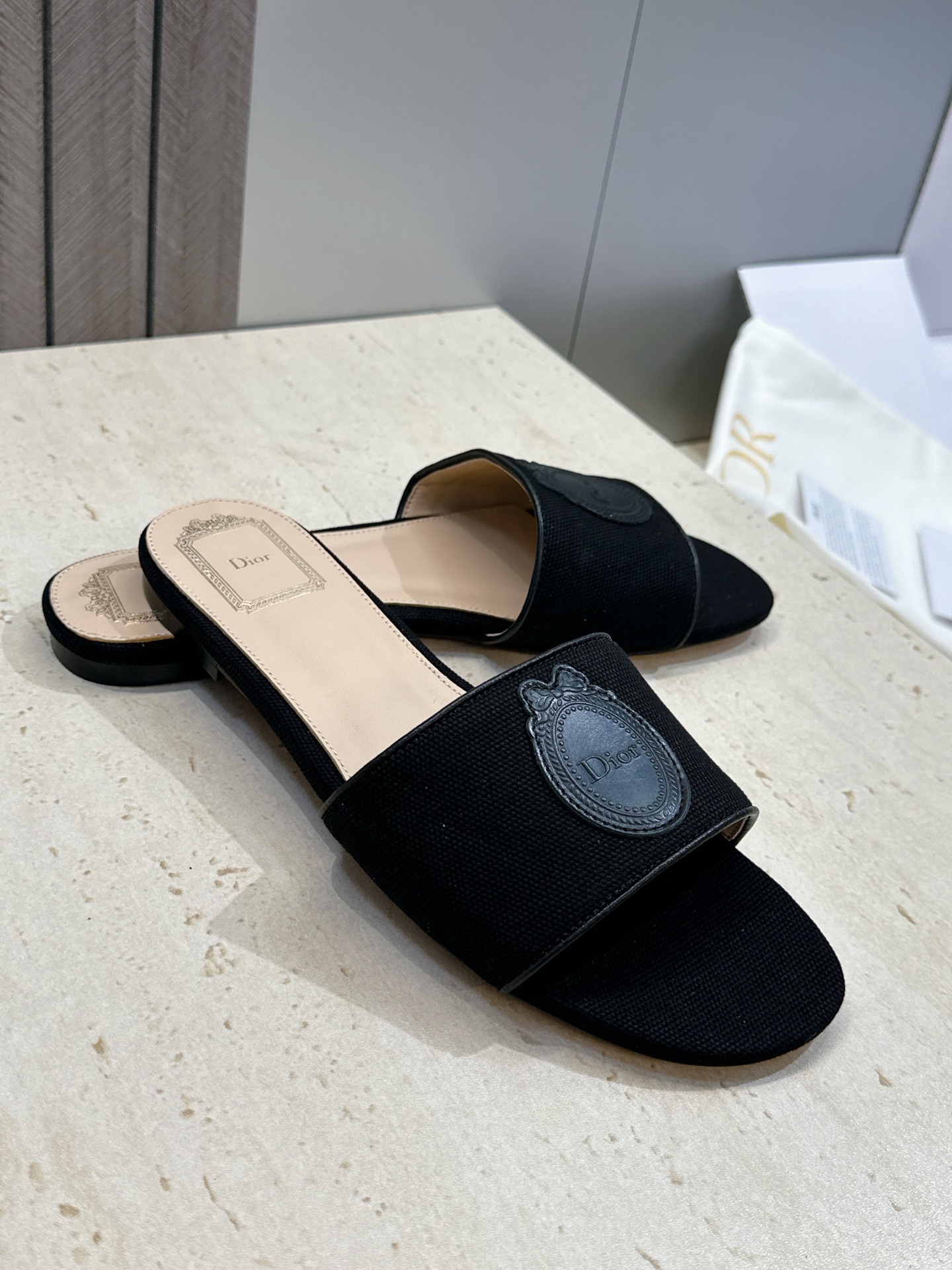 (配全套飞机盒) 迪奥 Dior 2026早春新款Medaillon一字拖女鞋 CD字母logo立体刺绣粗跟圆头露趾凉拖 (配全套飞机盒) 迪奥 Dior 2026早春新款Medaillon一字拖女鞋 CD字母logo立体刺绣粗跟圆头露趾凉拖