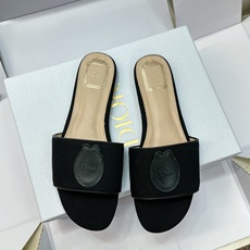 (配全套飞机盒) 迪奥 Dior 2026早春新款Medaillon一字拖女鞋 CD字母logo立体刺绣粗跟圆头露趾凉拖 (配全套飞机盒) 迪奥 Dior 2026早春新款Medaillon一字拖女鞋 CD字母logo立体刺绣粗跟圆头露趾凉拖