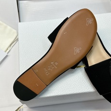 (配全套飞机盒) 迪奥 Dior 2026早春新款Medaillon一字拖女鞋 CD字母logo立体刺绣粗跟圆头露趾凉拖 (配全套飞机盒) 迪奥 Dior 2026早春新款Medaillon一字拖女鞋 CD字母logo立体刺绣粗跟圆头露趾凉拖