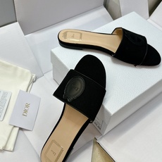 (配全套飞机盒) 迪奥 Dior 2026早春新款Medaillon一字拖女鞋 CD字母logo立体刺绣粗跟圆头露趾凉拖 (配全套飞机盒) 迪奥 Dior 2026早春新款Medaillon一字拖女鞋 CD字母logo立体刺绣粗跟圆头露趾凉拖