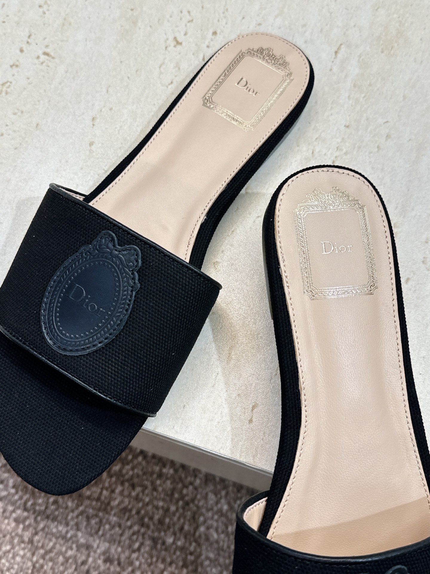 (配全套飞机盒) 迪奥 Dior 2026早春新款Medaillon一字拖女鞋 CD字母logo立体刺绣粗跟圆头露趾凉拖 (配全套飞机盒) 迪奥 Dior 2026早春新款Medaillon一字拖女鞋 CD字母logo立体刺绣粗跟圆头露趾凉拖