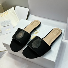 (配全套飞机盒) 迪奥 Dior 2026早春新款Medaillon一字拖女鞋 CD字母logo立体刺绣粗跟圆头露趾凉拖 (配全套飞机盒) 迪奥 Dior 2026早春新款Medaillon一字拖女鞋 CD字母logo立体刺绣粗跟圆头露趾凉拖