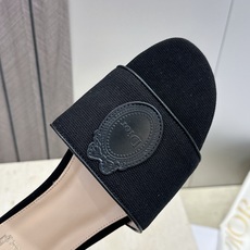 (配全套飞机盒) 迪奥 Dior 2026早春新款Medaillon一字拖女鞋 CD字母logo立体刺绣粗跟圆头露趾凉拖 (配全套飞机盒) 迪奥 Dior 2026早春新款Medaillon一字拖女鞋 CD字母logo立体刺绣粗跟圆头露趾凉拖