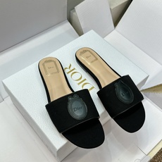 (配全套飞机盒) 迪奥 Dior 2026早春新款Medaillon一字拖女鞋 CD字母logo立体刺绣粗跟圆头露趾凉拖 (配全套飞机盒) 迪奥 Dior 2026早春新款Medaillon一字拖女鞋 CD字母logo立体刺绣粗跟圆头露趾凉拖