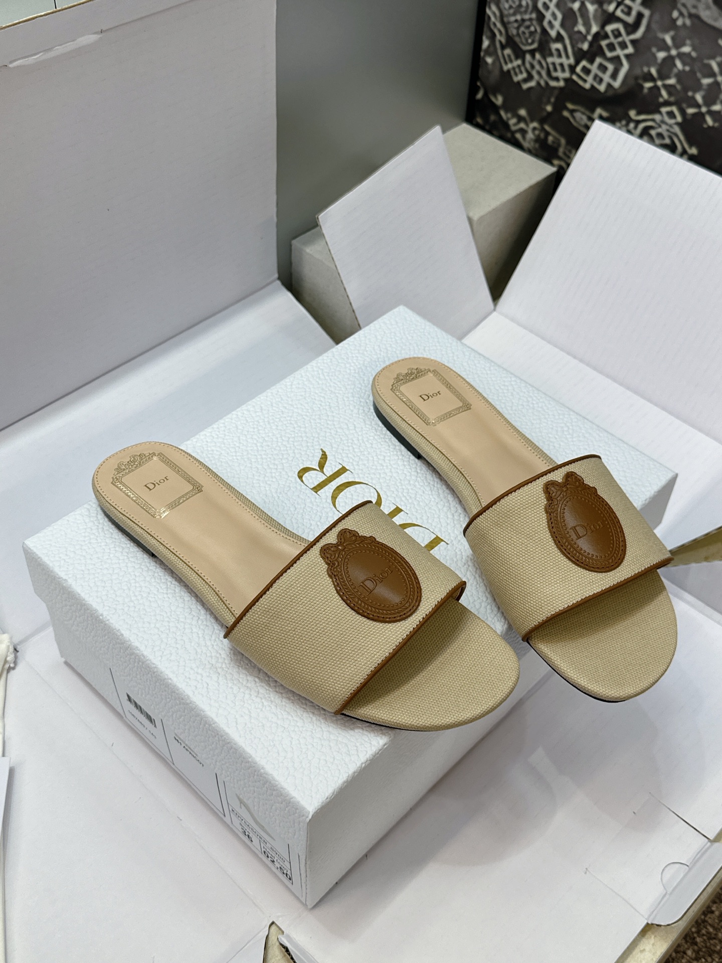 (配全套飞机盒) 迪奥 Dior 2026早春新款Medaillon一字拖女鞋 CD字母logo立体刺绣粗跟圆头露趾凉拖 (配全套飞机盒) 迪奥 Dior 2026早春新款Medaillon一字拖女鞋 CD字母logo立体刺绣粗跟圆头露趾凉拖