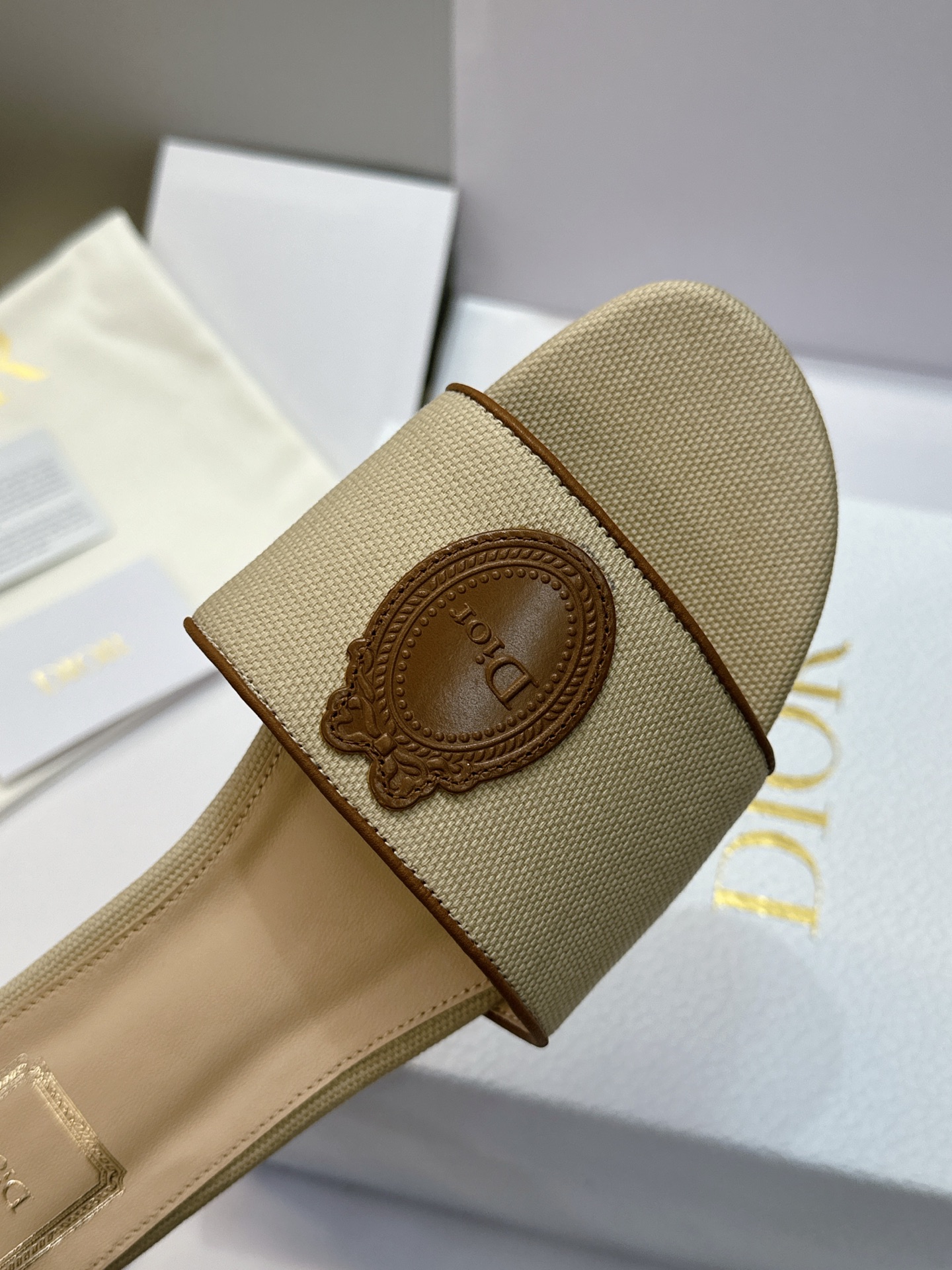 (配全套飞机盒) 迪奥 Dior 2026早春新款Medaillon一字拖女鞋 CD字母logo立体刺绣粗跟圆头露趾凉拖