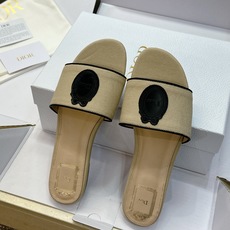 (配全套飞机盒) 迪奥 Dior 2026早春新款Medaillon一字拖女鞋 CD字母logo立体刺绣粗跟圆头露趾凉拖 (配全套飞机盒) 迪奥 Dior 2026早春新款Medaillon一字拖女鞋 CD字母logo立体刺绣粗跟圆头露趾凉拖