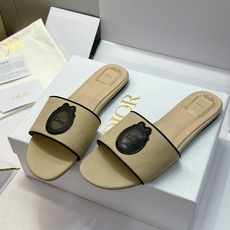 (配全套飞机盒) 迪奥 Dior 2026早春新款Medaillon一字拖女鞋 CD字母logo立体刺绣粗跟圆头露趾凉拖 (配全套飞机盒) 迪奥 Dior 2026早春新款Medaillon一字拖女鞋 CD字母logo立体刺绣粗跟圆头露趾凉拖