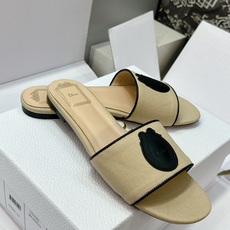 (配全套飞机盒) 迪奥 Dior 2026早春新款Medaillon一字拖女鞋 CD字母logo立体刺绣粗跟圆头露趾凉拖 (配全套飞机盒) 迪奥 Dior 2026早春新款Medaillon一字拖女鞋 CD字母logo立体刺绣粗跟圆头露趾凉拖