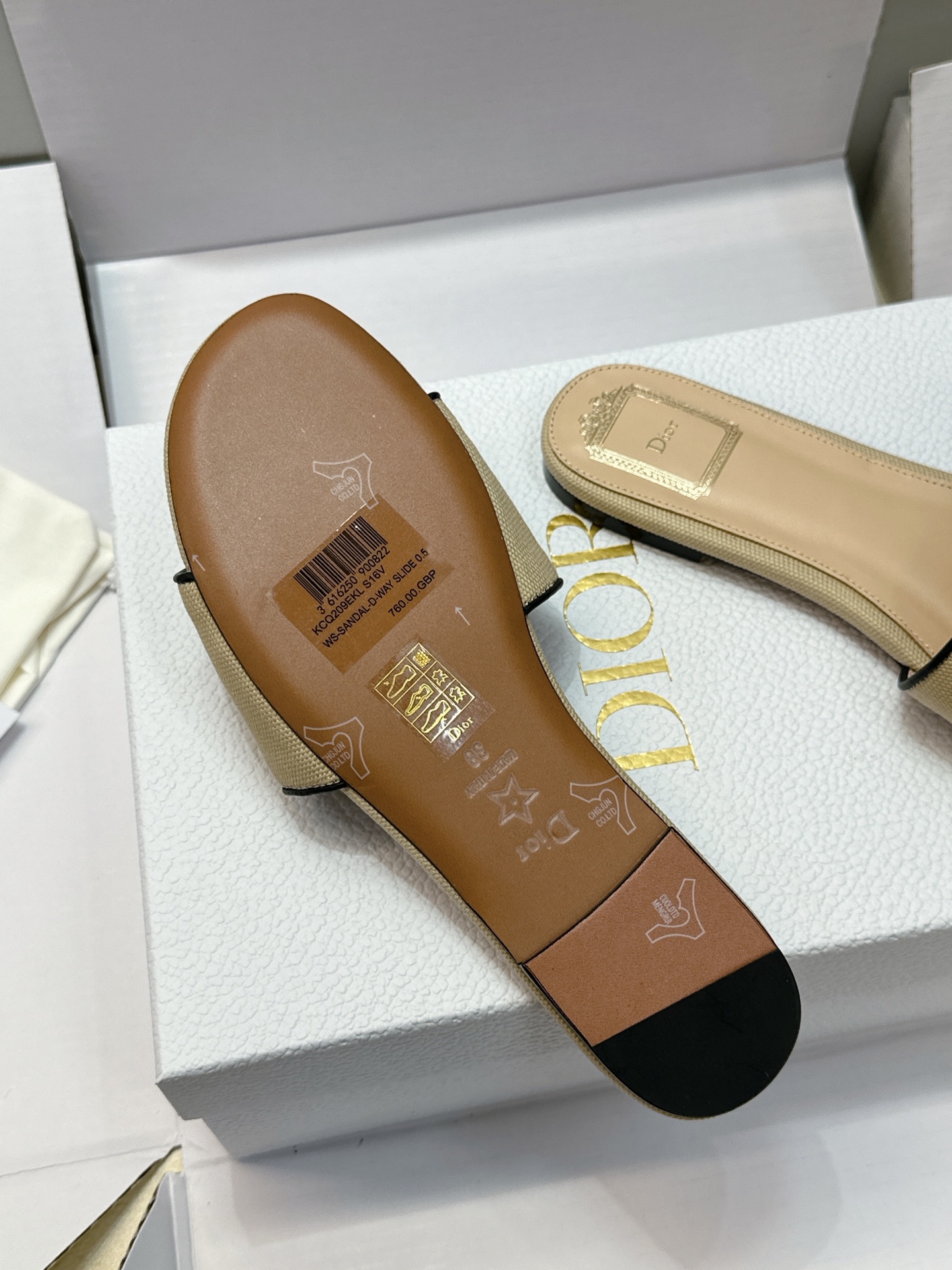 (配全套飞机盒) 迪奥 Dior 2026早春新款Medaillon一字拖女鞋 CD字母logo立体刺绣粗跟圆头露趾凉拖 (配全套飞机盒) 迪奥 Dior 2026早春新款Medaillon一字拖女鞋 CD字母logo立体刺绣粗跟圆头露趾凉拖