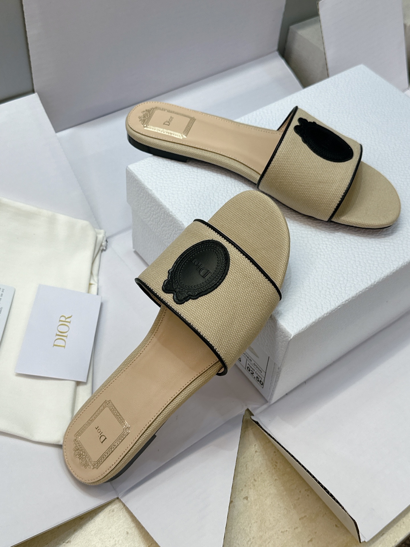 (配全套飞机盒) 迪奥 Dior 2026早春新款Medaillon一字拖女鞋 CD字母logo立体刺绣粗跟圆头露趾凉拖 (配全套飞机盒) 迪奥 Dior 2026早春新款Medaillon一字拖女鞋 CD字母logo立体刺绣粗跟圆头露趾凉拖