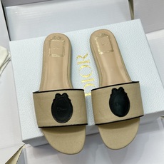 (配全套飞机盒) 迪奥 Dior 2026早春新款Medaillon一字拖女鞋 CD字母logo立体刺绣粗跟圆头露趾凉拖 (配全套飞机盒) 迪奥 Dior 2026早春新款Medaillon一字拖女鞋 CD字母logo立体刺绣粗跟圆头露趾凉拖