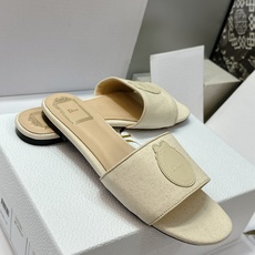 (配全套飞机盒) 迪奥 Dior 2026早春新款Medaillon一字拖女鞋 CD字母logo立体刺绣粗跟圆头露趾凉拖 (配全套飞机盒) 迪奥 Dior 2026早春新款Medaillon一字拖女鞋 CD字母logo立体刺绣粗跟圆头露趾凉拖