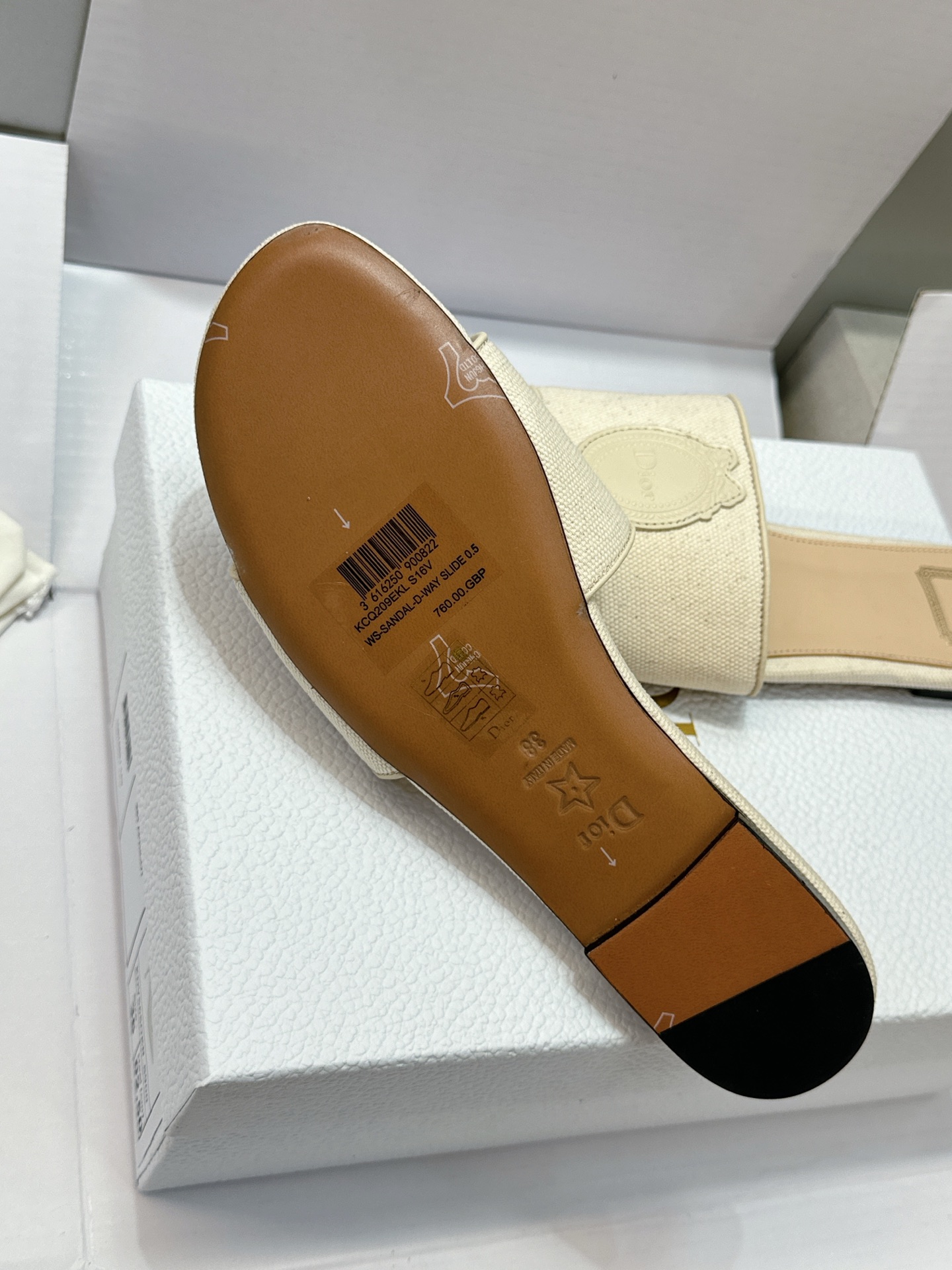 (配全套飞机盒) 迪奥 Dior 2026早春新款Medaillon一字拖女鞋 CD字母logo立体刺绣粗跟圆头露趾凉拖 (配全套飞机盒) 迪奥 Dior 2026早春新款Medaillon一字拖女鞋 CD字母logo立体刺绣粗跟圆头露趾凉拖