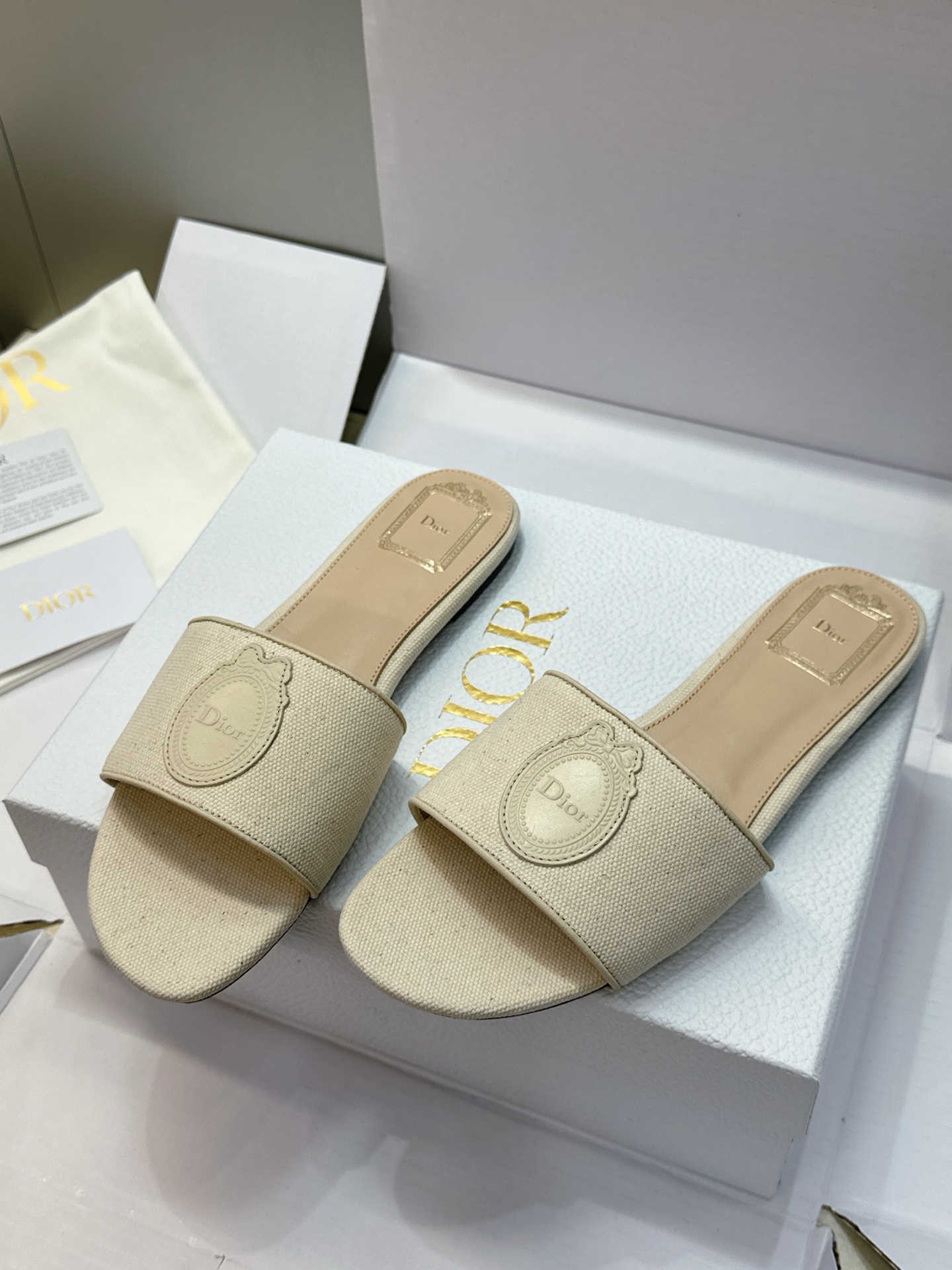 (配全套飞机盒) 迪奥 Dior 2026早春新款Medaillon一字拖女鞋 CD字母logo立体刺绣粗跟圆头露趾凉拖 (配全套飞机盒) 迪奥 Dior 2026早春新款Medaillon一字拖女鞋 CD字母logo立体刺绣粗跟圆头露趾凉拖