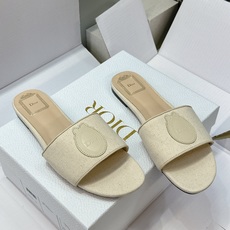 (配全套飞机盒) 迪奥 Dior 2026早春新款Medaillon一字拖女鞋 CD字母logo立体刺绣粗跟圆头露趾凉拖 (配全套飞机盒) 迪奥 Dior 2026早春新款Medaillon一字拖女鞋 CD字母logo立体刺绣粗跟圆头露趾凉拖