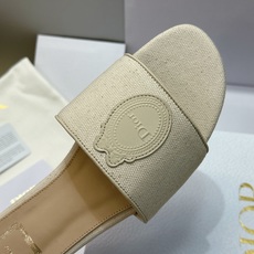(配全套飞机盒) 迪奥 Dior 2026早春新款Medaillon一字拖女鞋 CD字母logo立体刺绣粗跟圆头露趾凉拖 (配全套飞机盒) 迪奥 Dior 2026早春新款Medaillon一字拖女鞋 CD字母logo立体刺绣粗跟圆头露趾凉拖