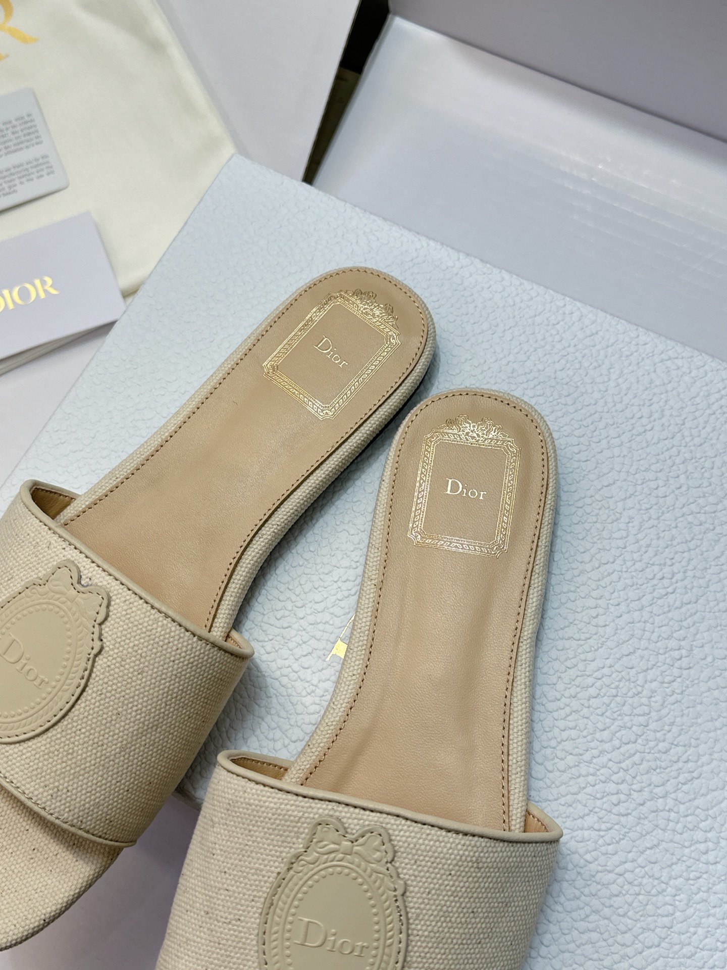 (配全套飞机盒) 迪奥 Dior 2026早春新款Medaillon一字拖女鞋 CD字母logo立体刺绣粗跟圆头露趾凉拖 (配全套飞机盒) 迪奥 Dior 2026早春新款Medaillon一字拖女鞋 CD字母logo立体刺绣粗跟圆头露趾凉拖